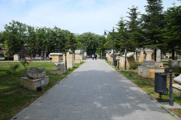 Într-un parc din Constanța au apărut 70 de plăcuțe cu informații