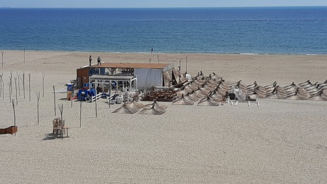 Alt beach bar de pe plajă a fost dărâmat