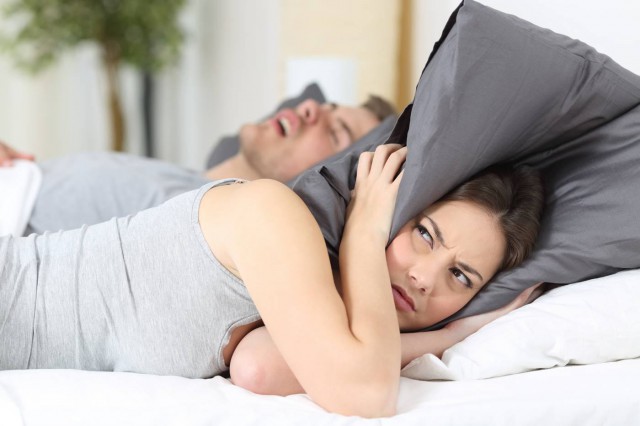 Ce-ar trebui să știi despre sforăit și sindromul apneei în somn