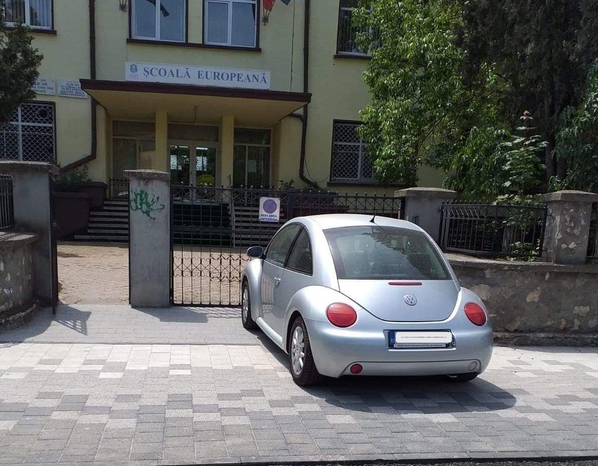 Atenție, NU vă mai parcați mașinile pe trotuar! Primăria v-a pus gând rău Atenție, NU vă mai parcați mașinile pe trotuar! Primăria v-a pus gând rău