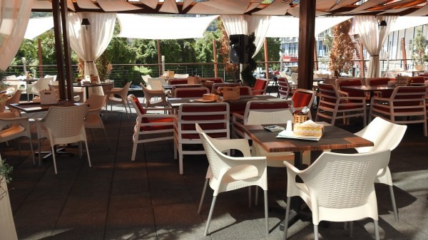 Poliția s-a dus peste patronii de restaurante și i-a pus să semneze că nu deschid terasele luni