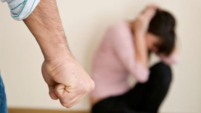 Italia: Creştere de 73% a numărului de apeluri la serviciul telefonic de asistenţă pentru victimele violenţei de gen