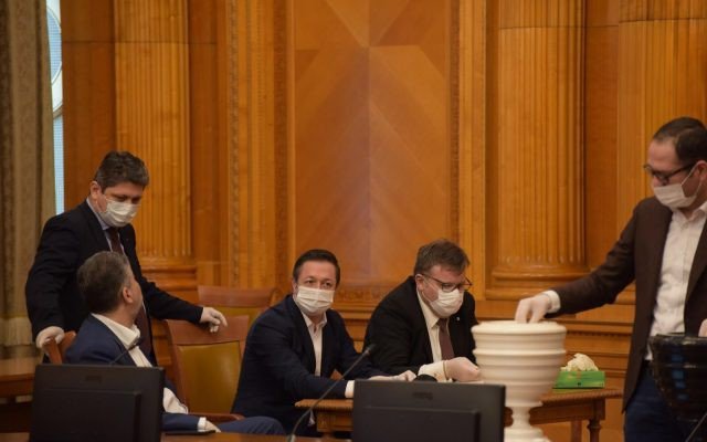 Cameră: Proiectul privind prelungirea mandatelor autorităţilor administraţiei publice locale - adoptat