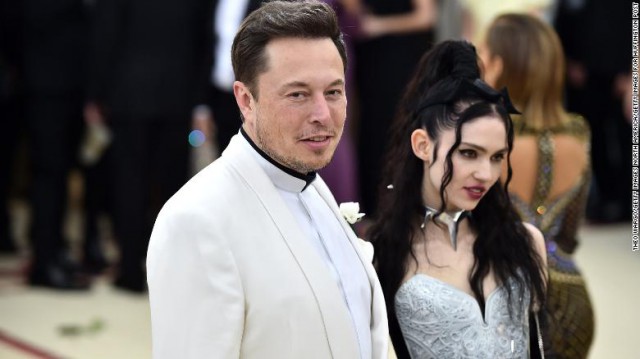 Elon Musk, obligat să schimbe prenumele fiului său şi al cântăreţei Grimes