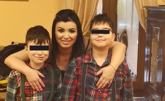 Adriana Bahmuţeanu le duce dorul copiilor: „Băieții sunt la Prigoană, i-am îmbrăţişat prin gardul de fier“