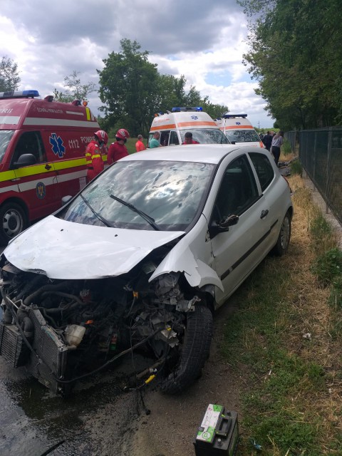 Accident rutier în Constanța: două MAȘINI au PĂRĂSIT CAROSABILUL!
