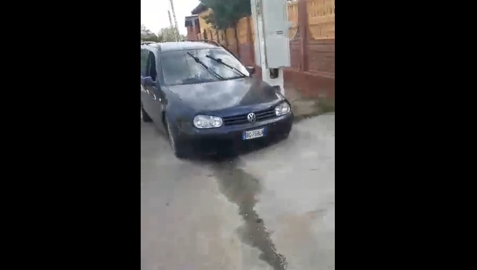 MORT de BEAT și FĂRĂ permis, s-a oprit cu mașina în stâlp. VIDEO