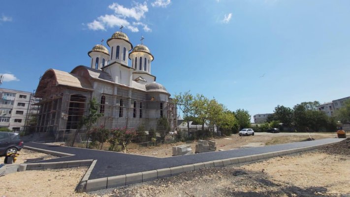 Atenţie, şoferi! Evitați să parcați în fața Bisericii „Sfântul Cuvios Antonie cel Mare”!