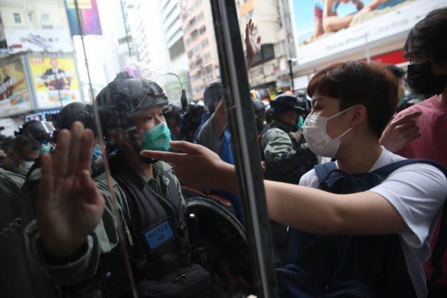 Mii de manifestanţi la Hong Kong împotriva legii chineze privind securitatea