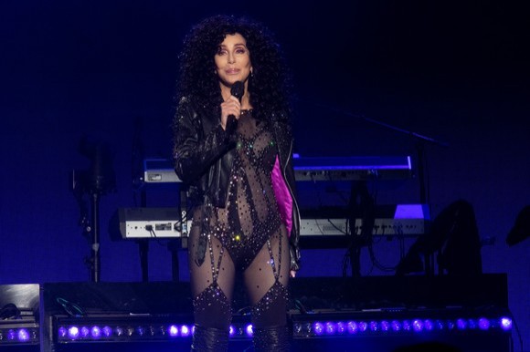 Cher: schimbările estetice la care a recurs şi bărbaţii pe care i-a iubit