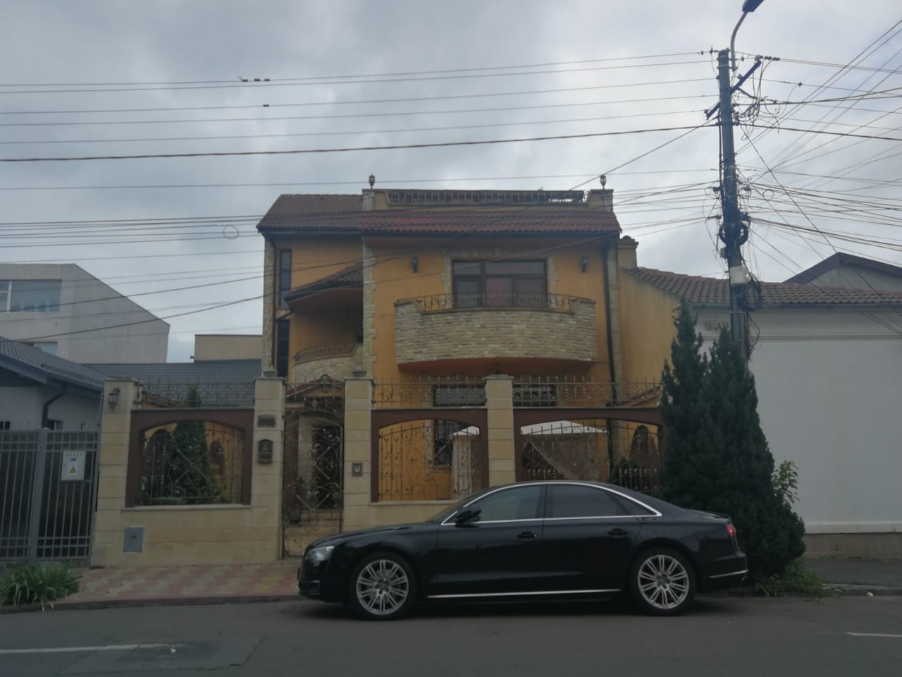 Piața Chiliei, între vile somptuoase și izmene agățate pe sârmă