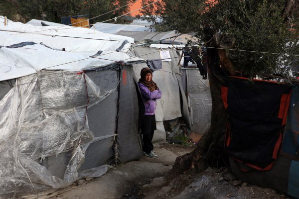 Grecia: O femeie afgană, ucisă într-o dispută în tabăra supraaglomerată de migranţi Moria
