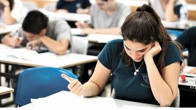 Elevii care au luat 10 la examene ar putea fi premiați cu bani de la Guvern