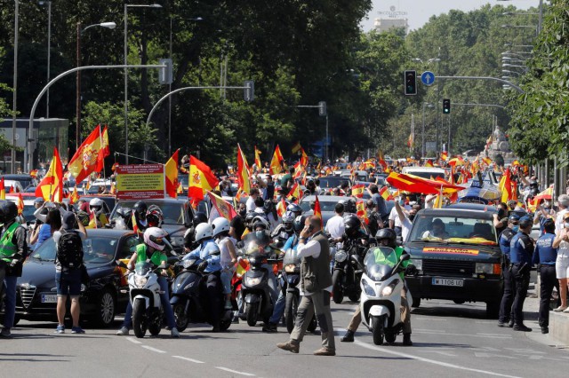 Mii de spanioli au protestat împotriva premierului Sanchez pentru gestionarea crizei COVID-19
