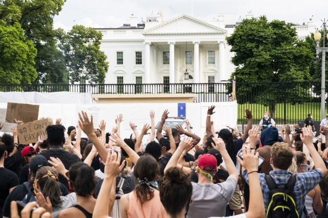Moartea lui George Floyd: Sute de manifestanţi au protestat la Washington, în faţa Casei Albe