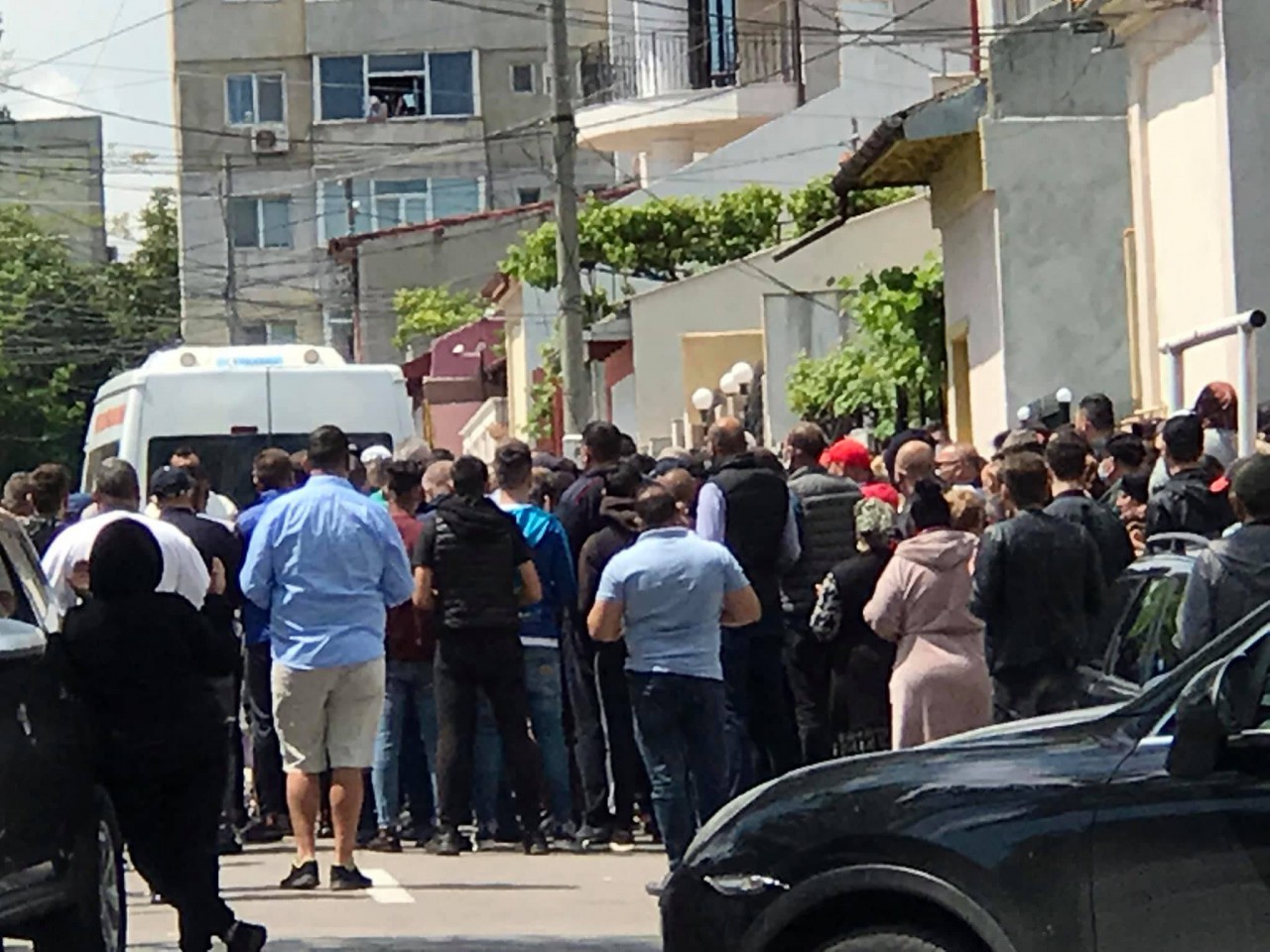 PUHOI de lume în PIAȚA CHILIEI, la ÎNMORMÂNTAREA tinerei decedate de