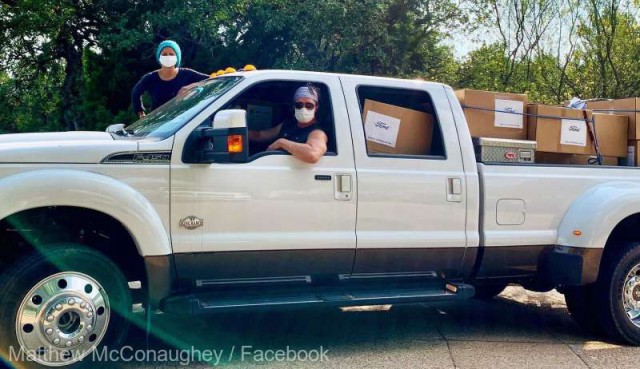 Matthew McConaughey a livrat personal 110.000 de măşti de protecţie unor spitale din Texas