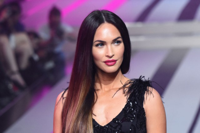 Megan Fox se sărută cu amantul într-un videoclip, la câteva zile după ce i-a dat papucii soțului