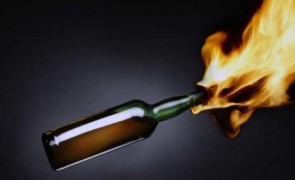 Doi tineri au încercat să facă un 'cocktail Molotov' din petarde ca să-și incendieze socrul