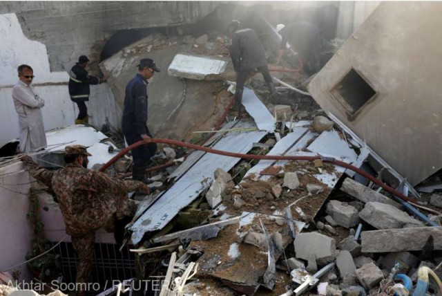 Pakistan: A fost găsită şi a doua cutie neagră a avionului prăbuşit vineri la Karachi