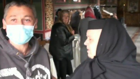 Bătaie la o mănăstire: doi bărbaţi au încercat să oprească o slujbă. VIDEO