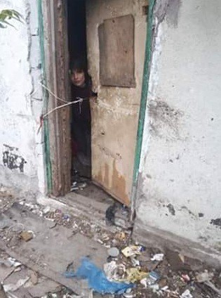 VIDEO! O tânără BOLNAVĂ psihic, care comunică doar prin ţipete, trăieşte într-o cocioabă de lângă Eforie