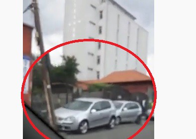 Șoferiță cu talent: A bușit două mașini și a îndoit un stâlp, pe Burada! VIDEO