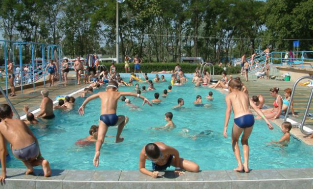 Ungaria redeschide piscinele, cinematografele şi teatrele în aer liber, cu măsuri stricte de distanţare socială