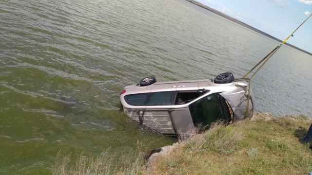 Mașina indivizilor care au ARUNCAT în AER un BANCOMAT, PESCUITĂ din lacul TAȘAUL! VIDEO