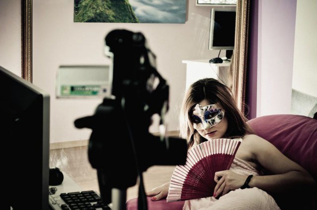 Două persoane, reţinute de DIICOT, fiind acuzate că au obligat o femeie cu handicap să facă videochat