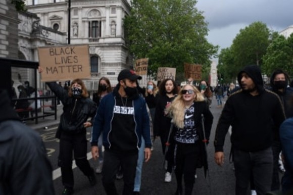 Madonna, în cârje la protestele din Londra