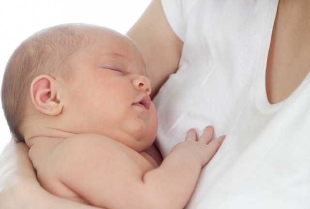 OMS și UNICEF: Tot mai multe mame nu mai alăptează și preferă înlocuitorii laptelui matern