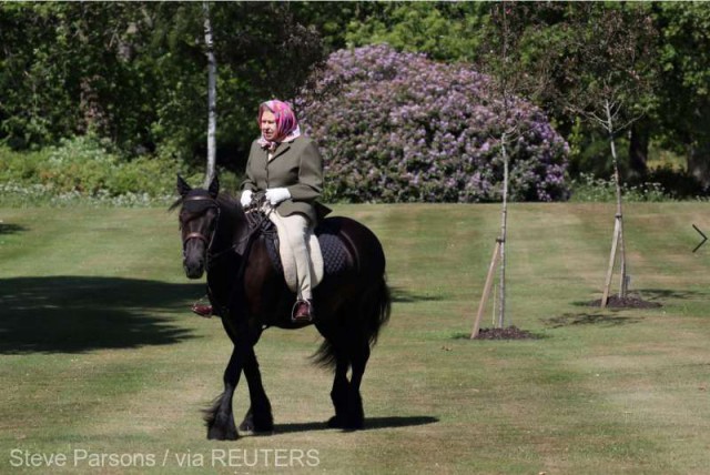 Regina Elisabeta a II-a sărbătoreşte ieşirea din izolare printr-o plimbare cu calul