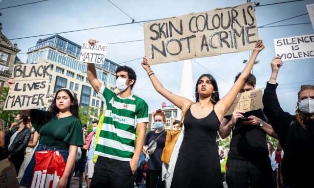 Agenţia UE pentru drepturile omului susţine că hărţuirea rasistă este un ''fapt comun'' în Europa