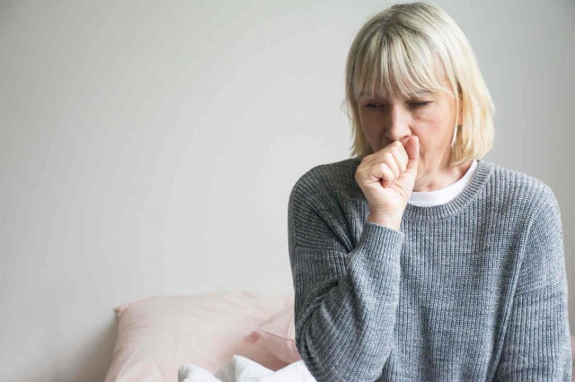 Astmul la menopauză: de ce debutează tardiv și cum îl recunoști