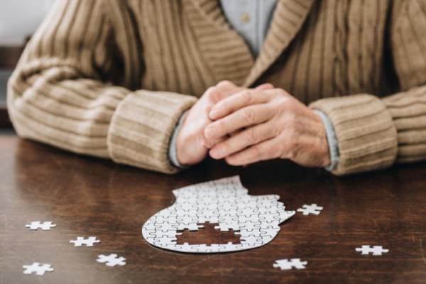 Prevenirea atrofiei cerebrale, printre efectele benefice ale combinației de vitamine B și Omega 3 la vârstnici