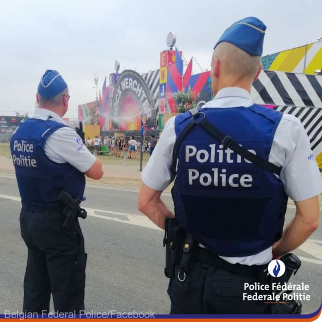 Belgia: Doi poliţişti anchetaţi pentru încătuşarea unor copii