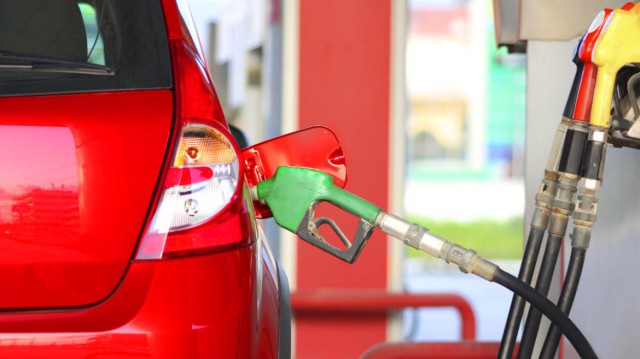 Preţul benzinei în România este cu 25% mai mic decât media europeană