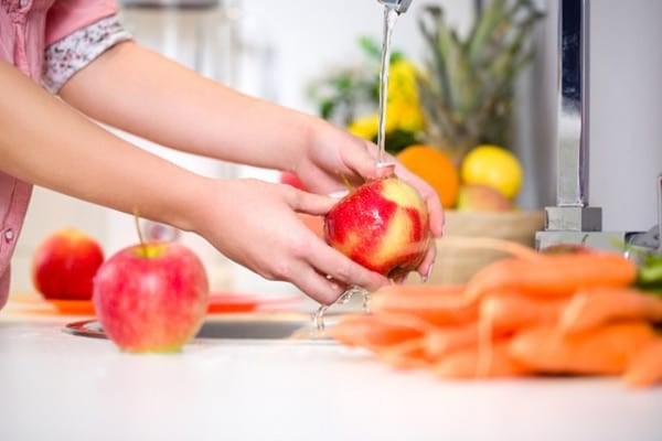 Ingredientul care te ajută să îndepărtezi pesticidele de pe fructe