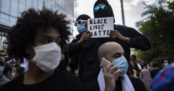 Franţa: Incidente la Paris în marja manifestaţiei împotriva violenţelor poliţiei