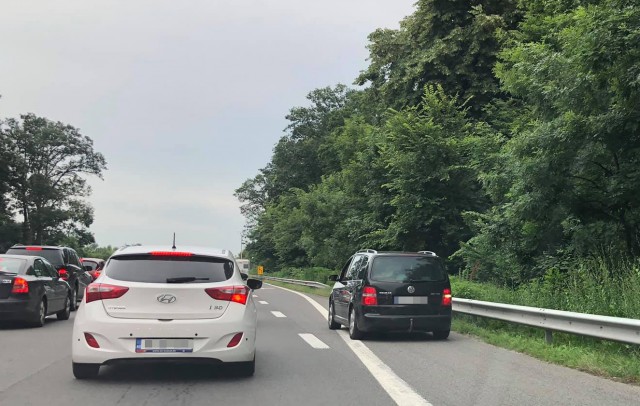 Bărbat bătut de un șofer, pe A2, după ce a vrut să depășească coloana pe banda de urgență