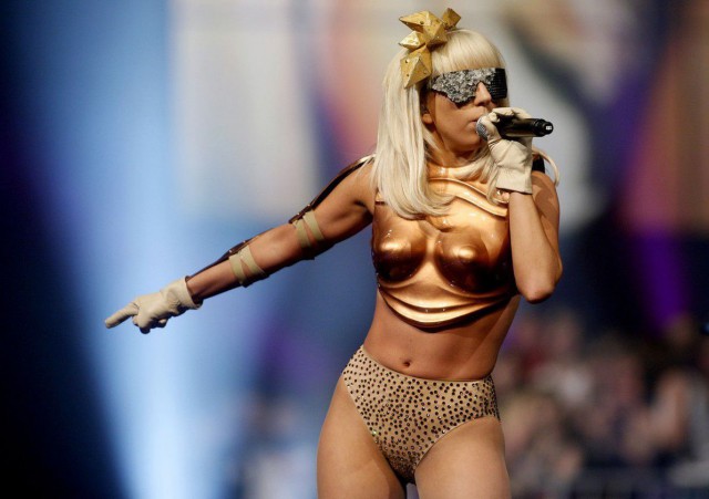 Lady Gaga a luat proporţii în izolare. Artista a ieşit în sutien pe stradă