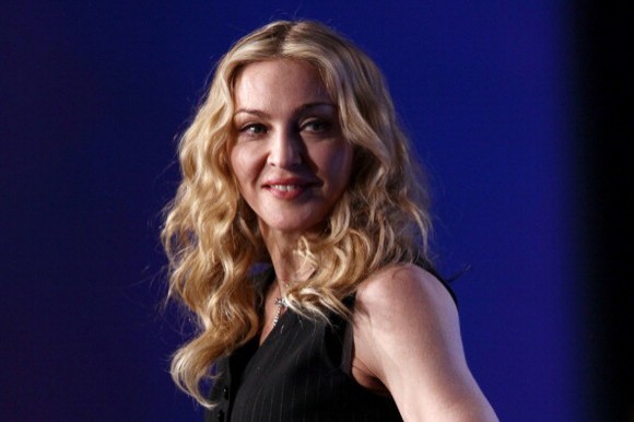 Madonna, ieri topless, azi în cârje. Imaginea cu diva părăsind spitalul din Londra