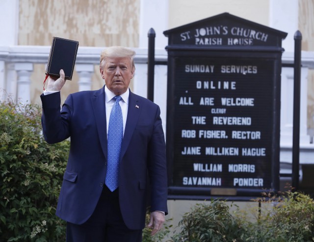 Lideri religioşi americani critică demersul preşedintelui Trump de a se fotografia cu o Biblie în mână