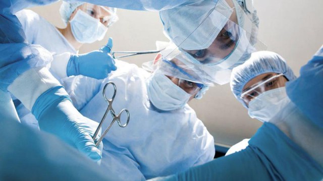 O italiancă de 60 de ani a gătit în timp ce 11 medicii îi scoteau o tumoare de pe creier