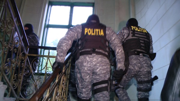 Ce metode au mai inventat infractorii să îți intre în casă!