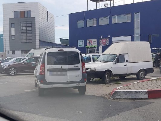 În parcarea de la Brick e haos! Fiecare parchează cum vrea
