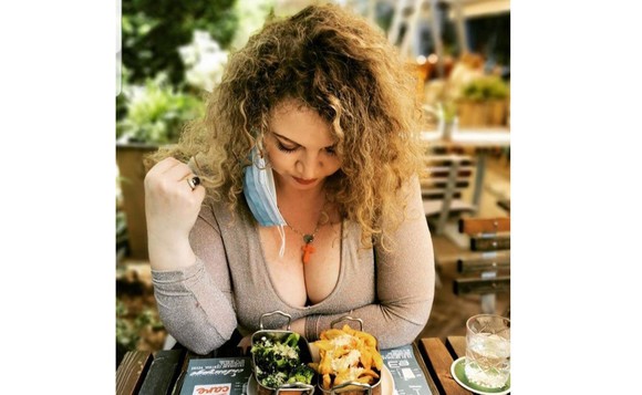 Oana Lis, cu bustul de infarct în farfurie. Și-a comandat toate bunătăţile din meniu