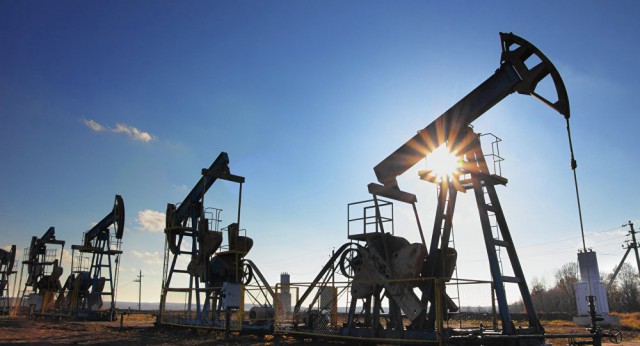 Prețul petrolului crește ușor în urma unui acord între principalii producători