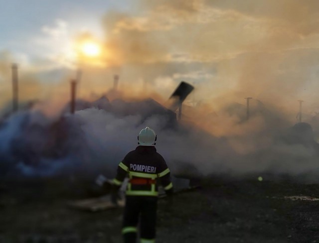Incendiu la Jurilovca, stins de pompieri după 15 ore